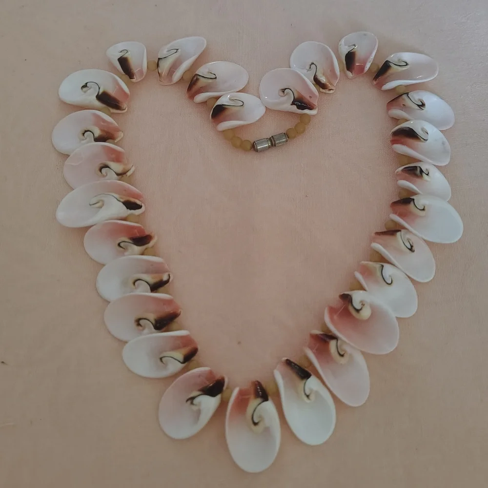 Vintage Luhuanus Strombus Spiral Strawberry Conch Shell Necklace Boho Beach - Picture 8 of 8
